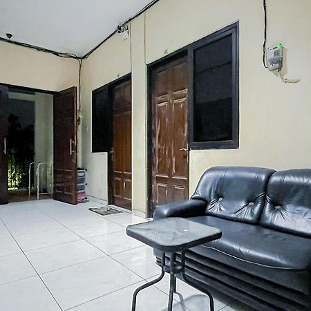Hotel Reddoorz At Graha 99 Simomulyo Surabaya Esterno foto
