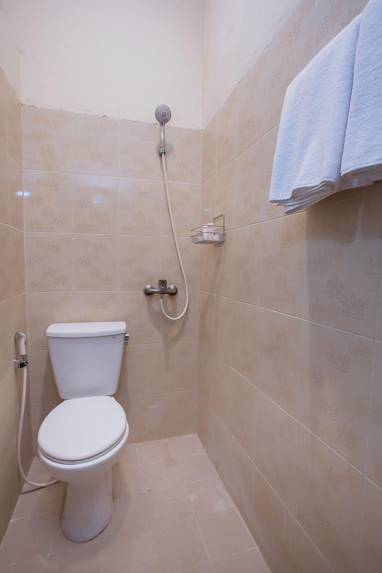 Hotel Reddoorz At Graha 99 Simomulyo Surabaya Esterno foto