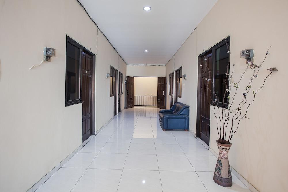 Hotel Reddoorz At Graha 99 Simomulyo Surabaya Esterno foto