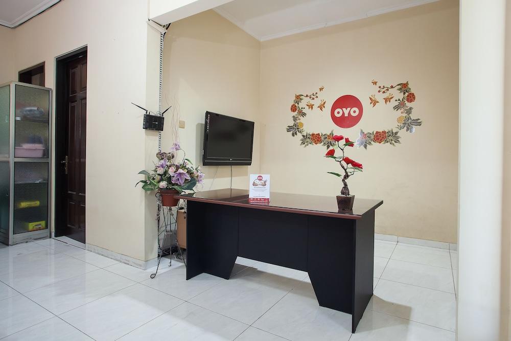 Hotel Reddoorz At Graha 99 Simomulyo Surabaya Esterno foto