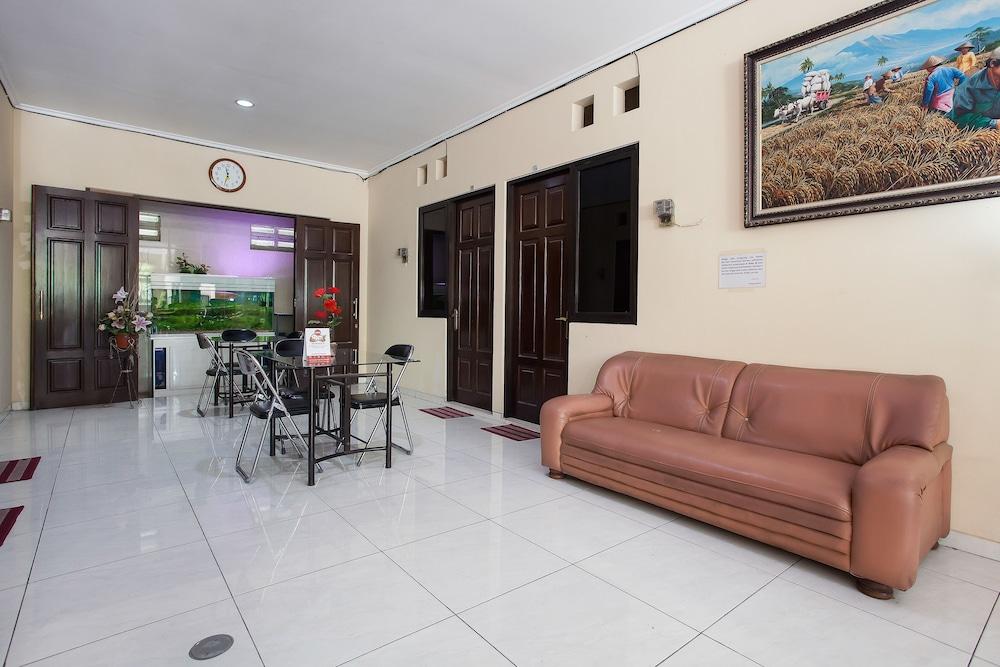 Hotel Reddoorz At Graha 99 Simomulyo Surabaya Esterno foto