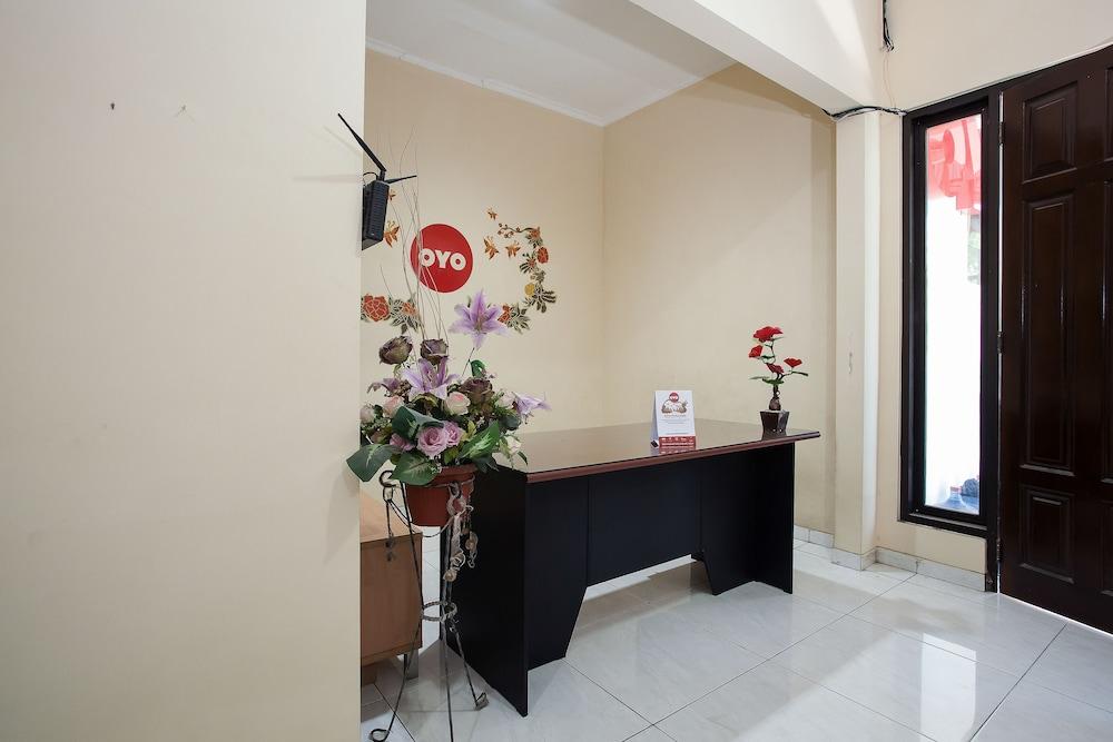 Hotel Reddoorz At Graha 99 Simomulyo Surabaya Esterno foto
