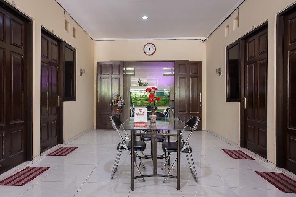 Hotel Reddoorz At Graha 99 Simomulyo Surabaya Esterno foto