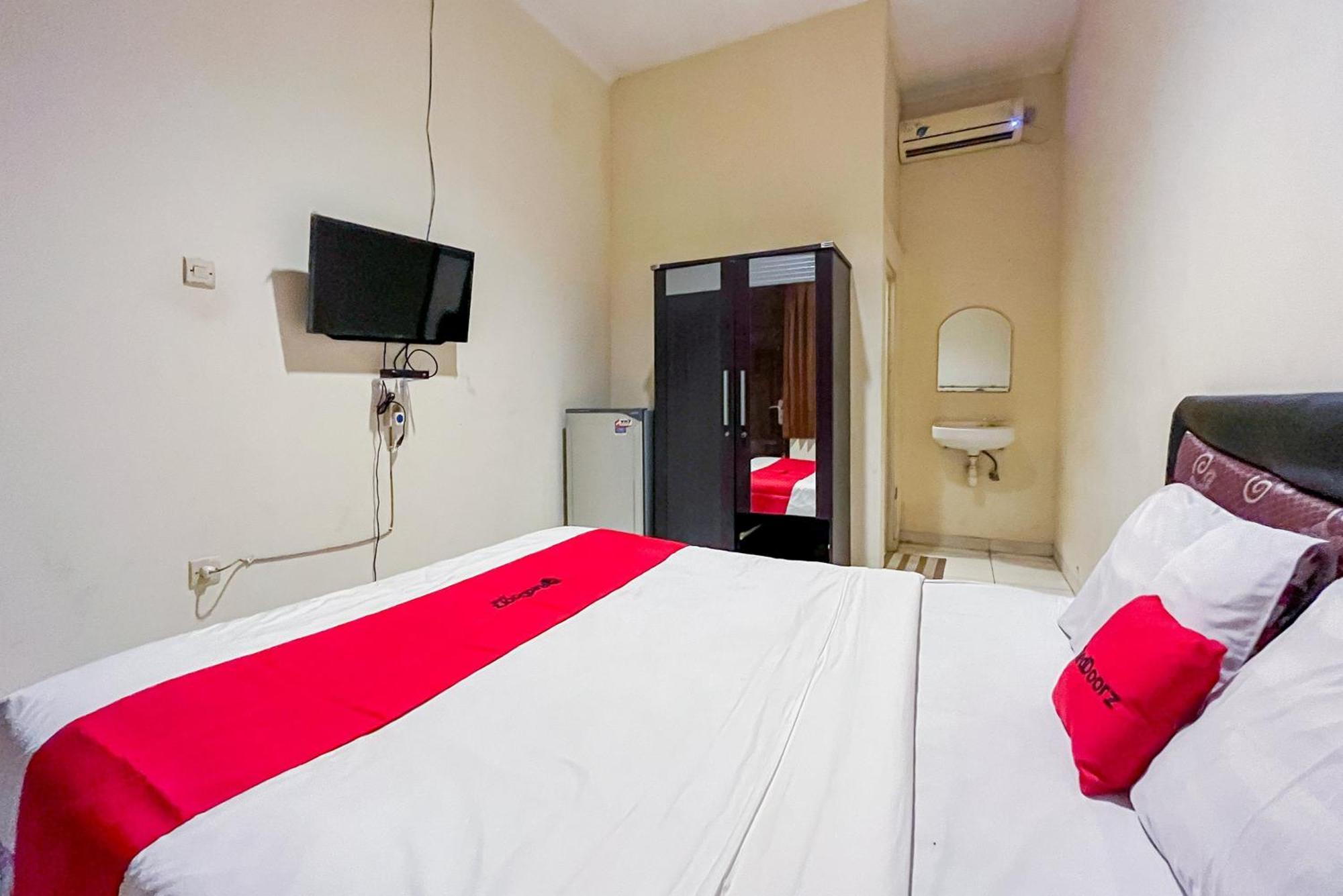 Hotel Reddoorz At Graha 99 Simomulyo Surabaya Esterno foto