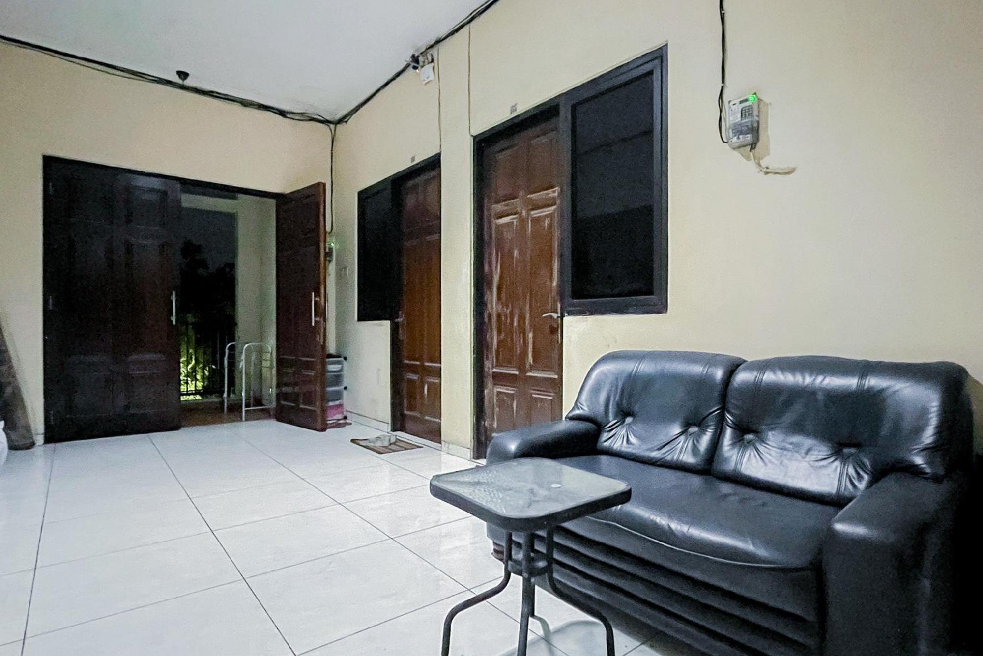 Hotel Reddoorz At Graha 99 Simomulyo Surabaya Esterno foto