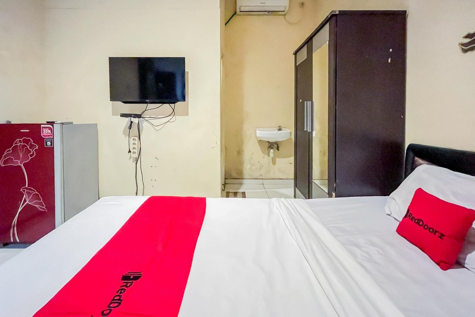 Hotel Reddoorz At Graha 99 Simomulyo Surabaya Esterno foto