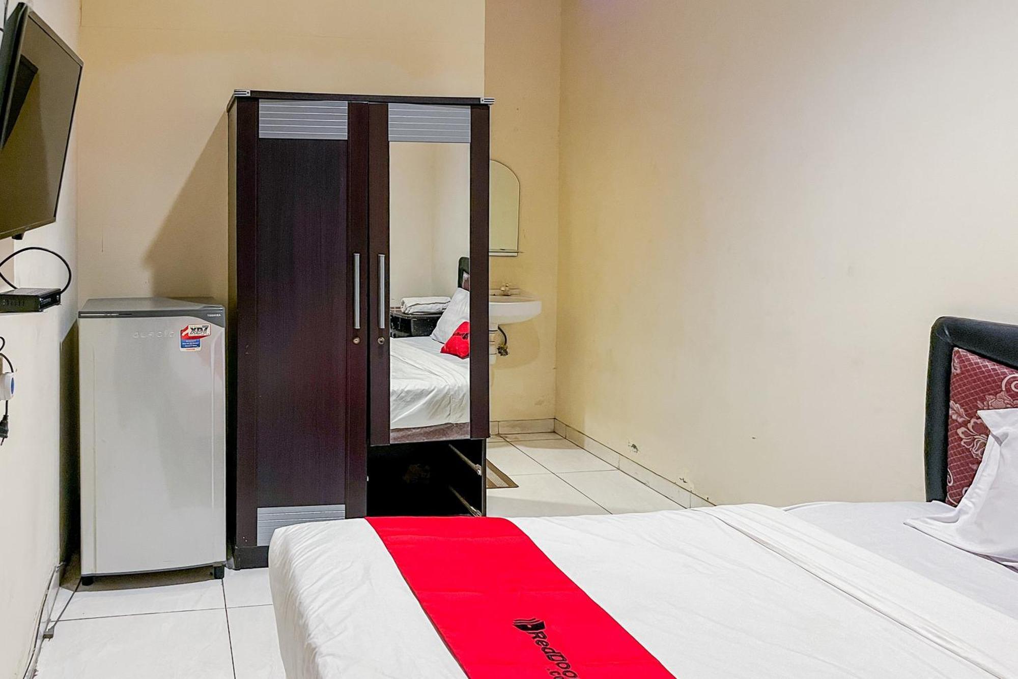 Hotel Reddoorz At Graha 99 Simomulyo Surabaya Esterno foto