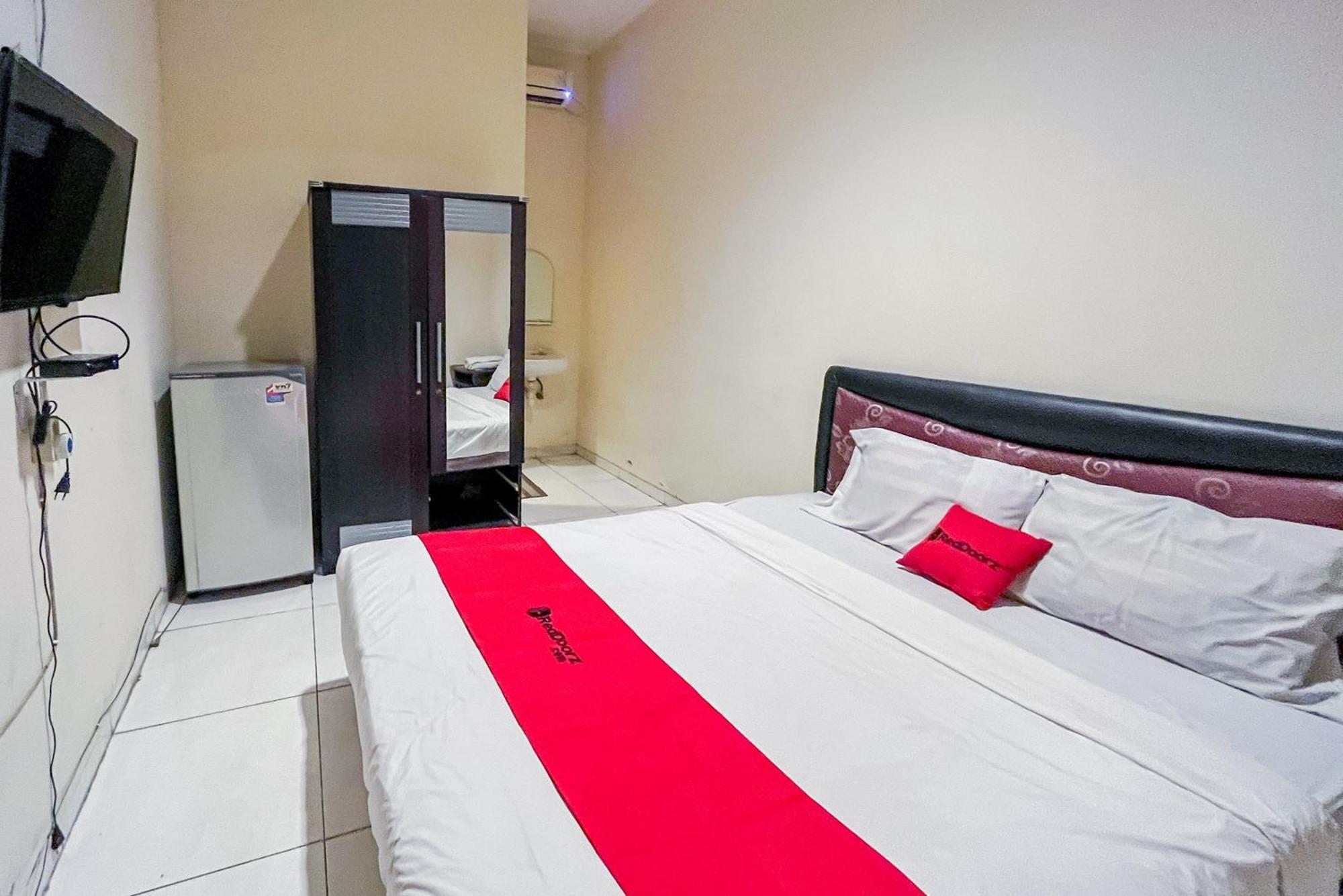 Hotel Reddoorz At Graha 99 Simomulyo Surabaya Esterno foto