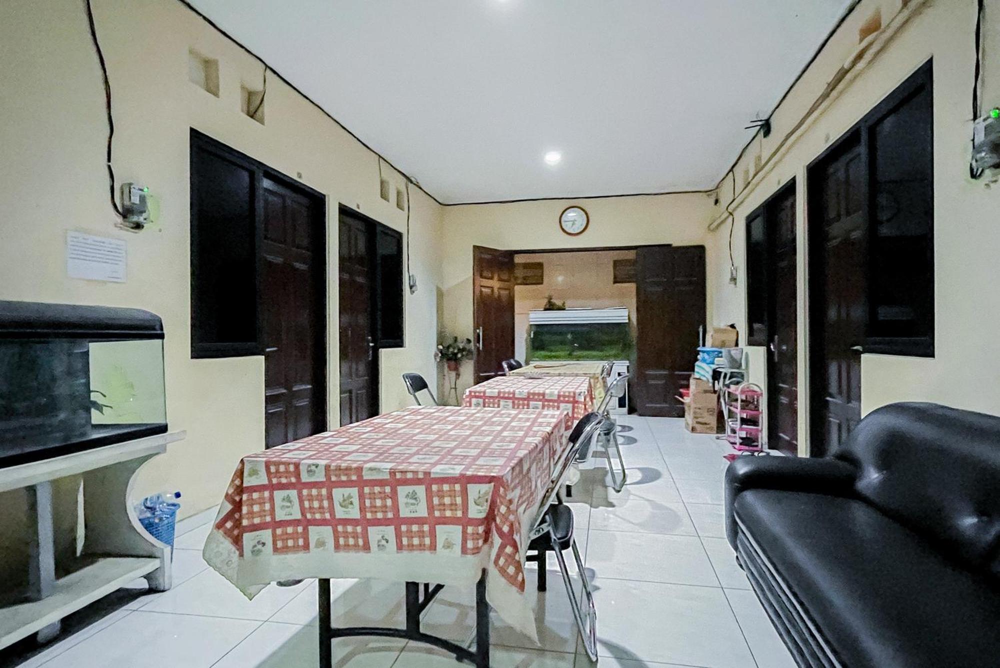 Hotel Reddoorz At Graha 99 Simomulyo Surabaya Esterno foto