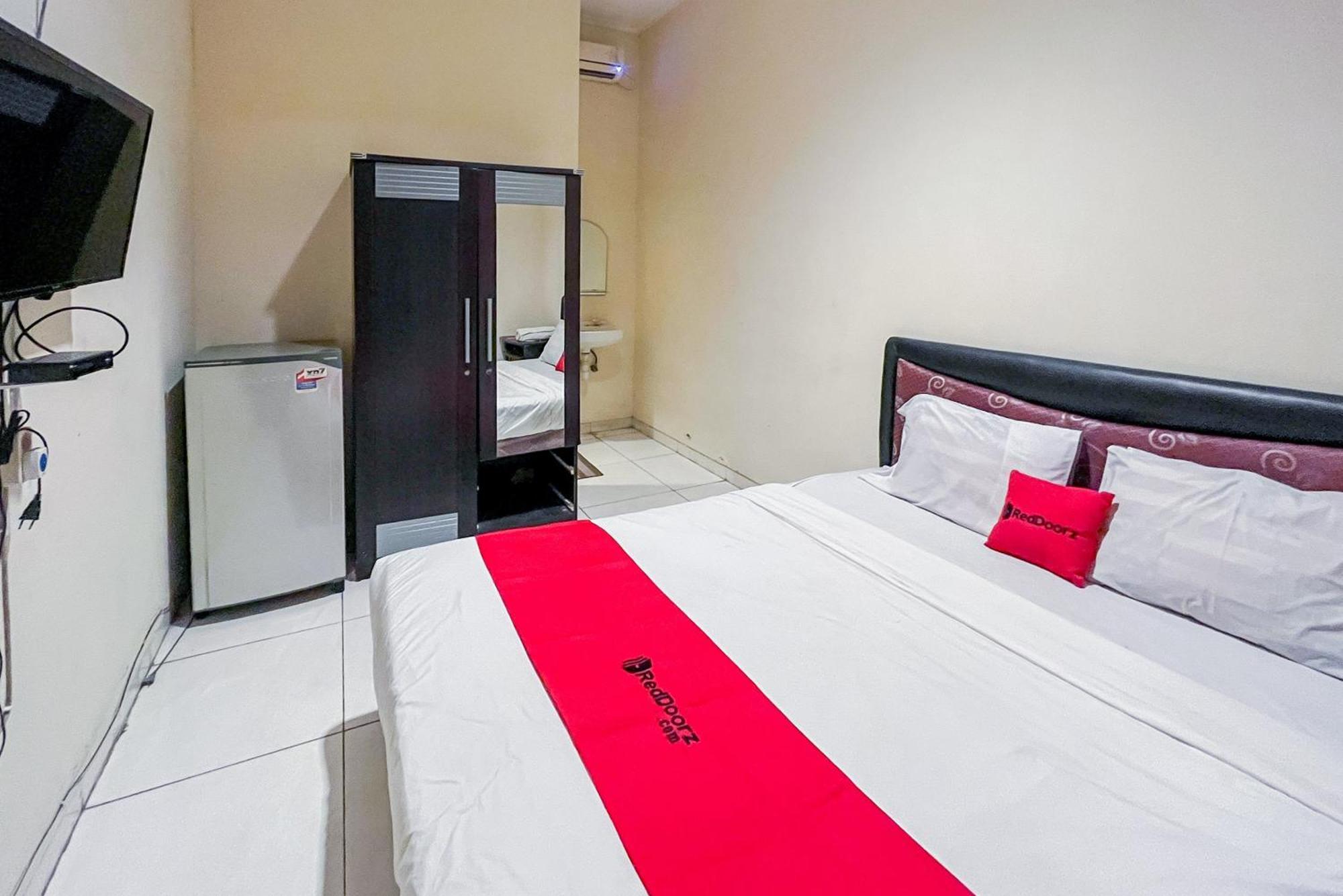 Hotel Reddoorz At Graha 99 Simomulyo Surabaya Esterno foto