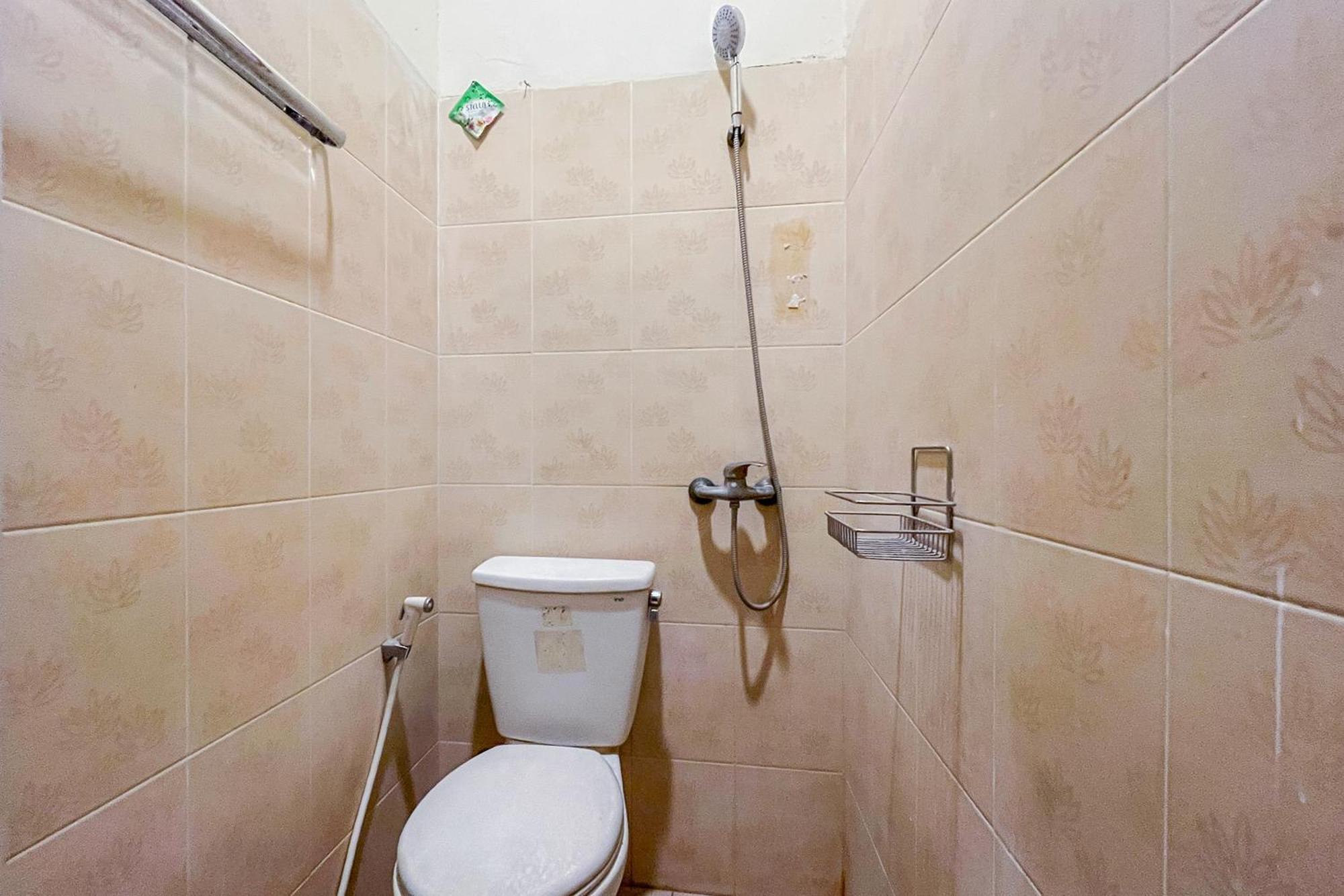 Hotel Reddoorz At Graha 99 Simomulyo Surabaya Esterno foto