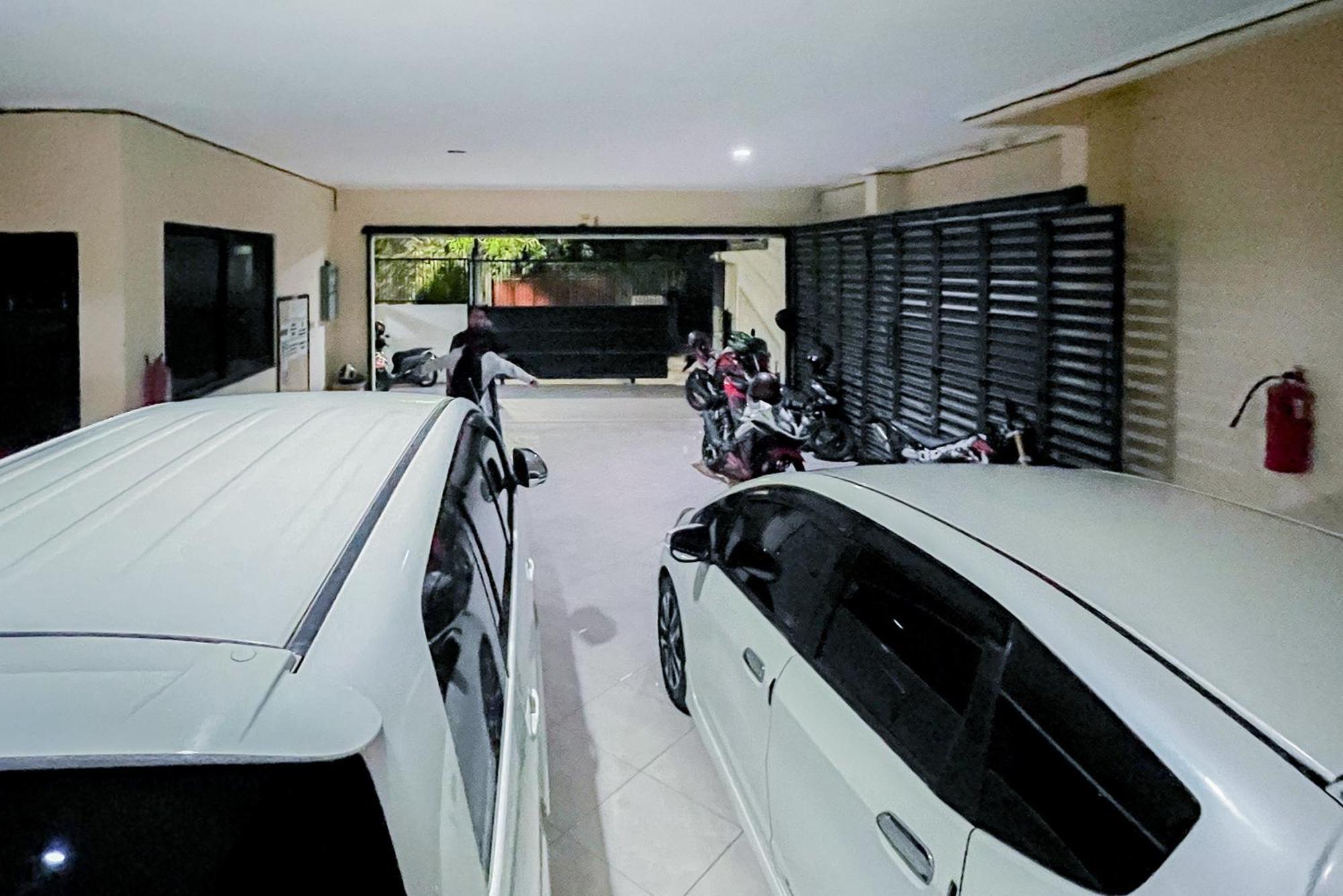 Hotel Reddoorz At Graha 99 Simomulyo Surabaya Esterno foto