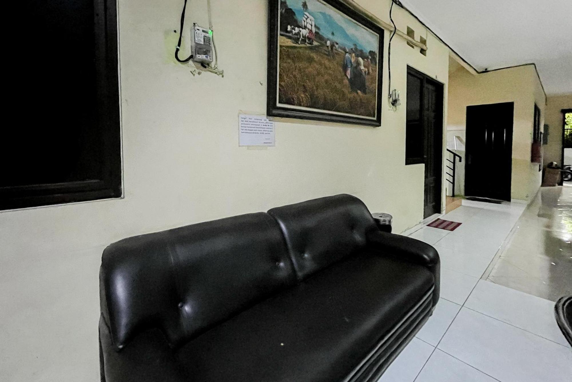 Hotel Reddoorz At Graha 99 Simomulyo Surabaya Esterno foto