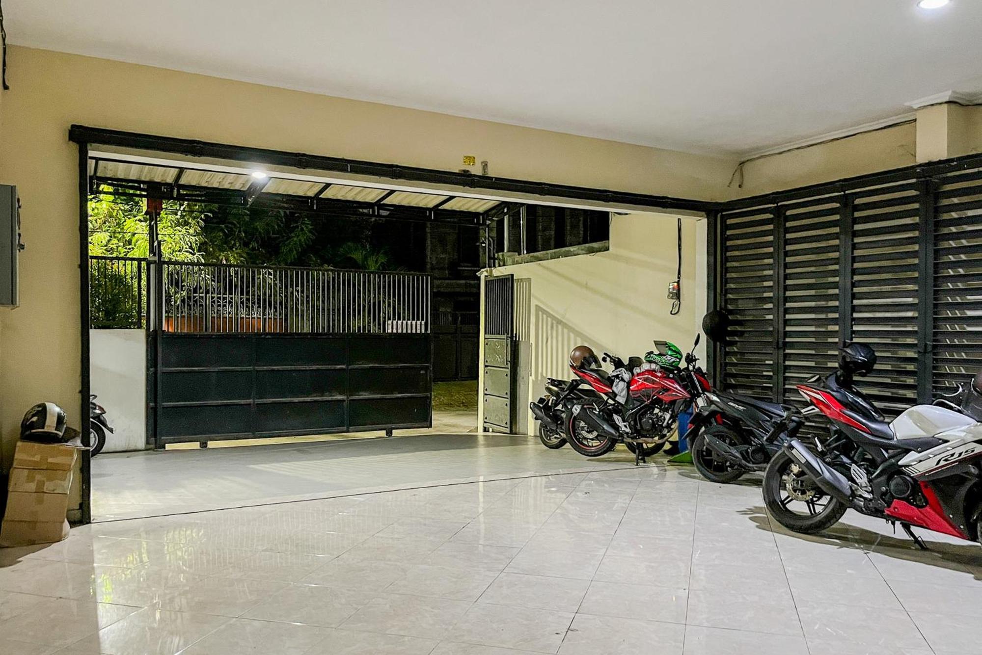 Hotel Reddoorz At Graha 99 Simomulyo Surabaya Esterno foto