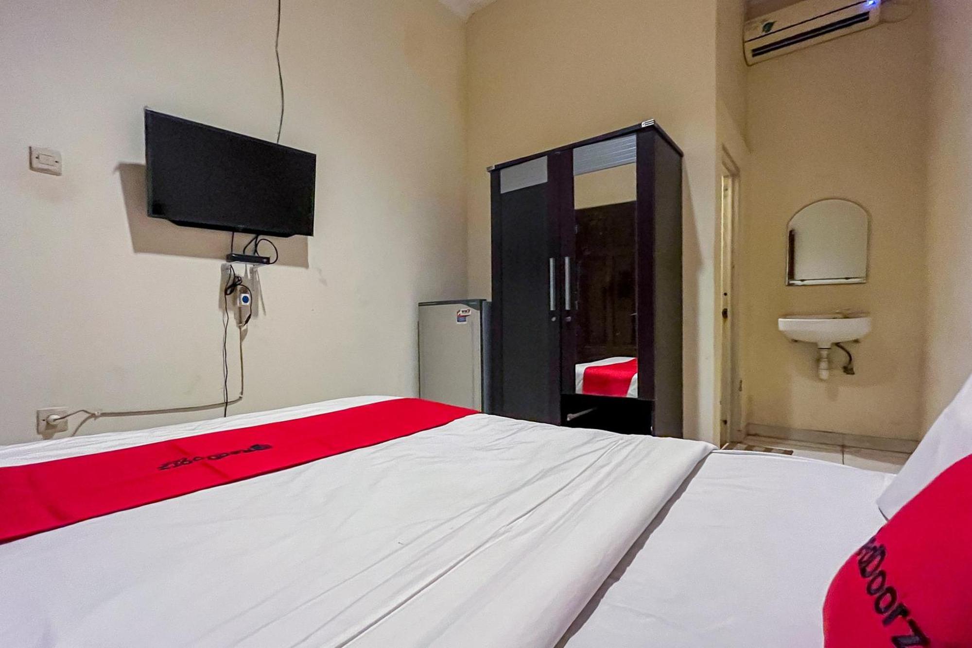 Hotel Reddoorz At Graha 99 Simomulyo Surabaya Esterno foto