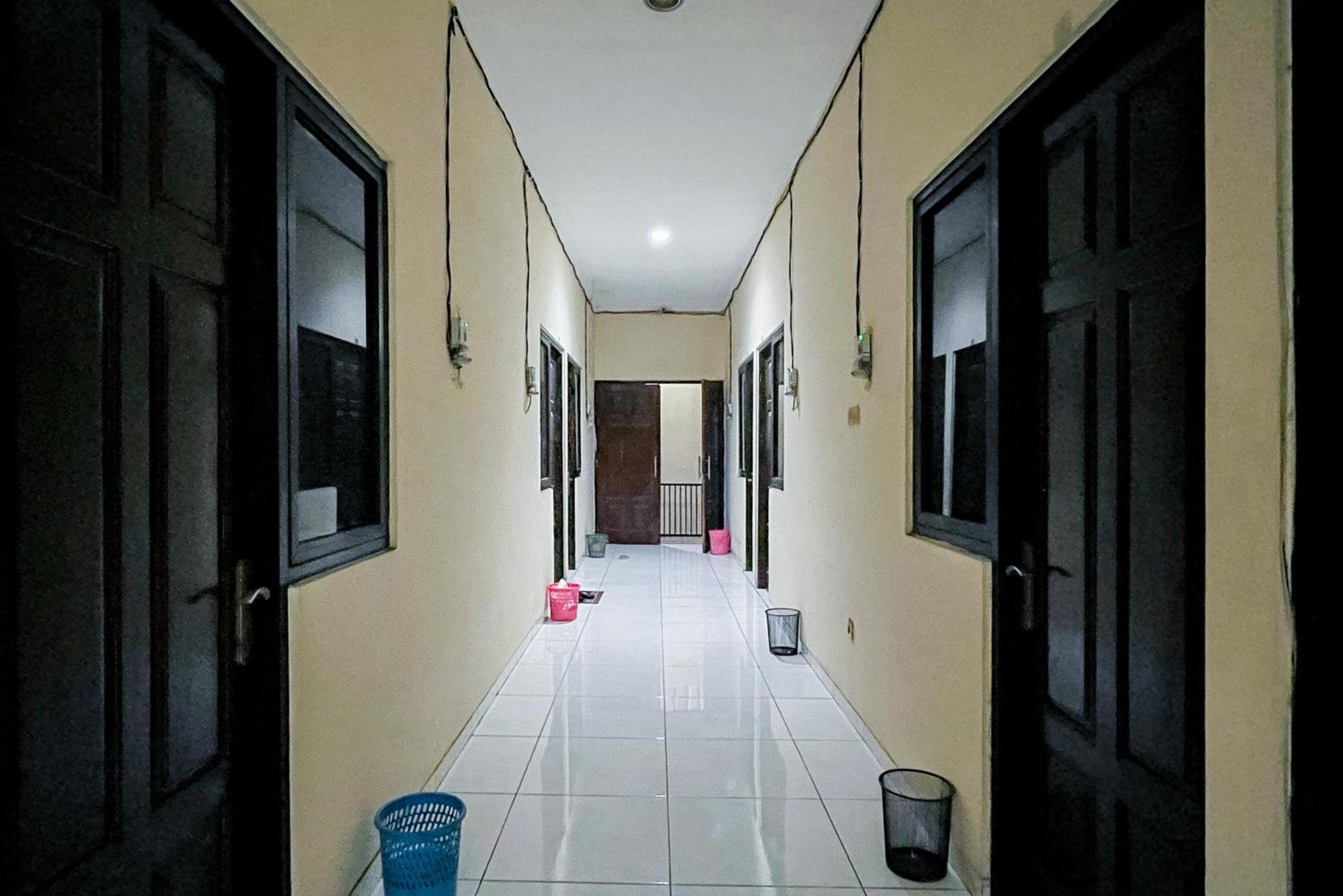 Hotel Reddoorz At Graha 99 Simomulyo Surabaya Esterno foto